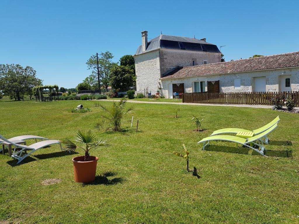 Le Domaine De Bellevue Bed & Breakfast Tanzac Exterior foto